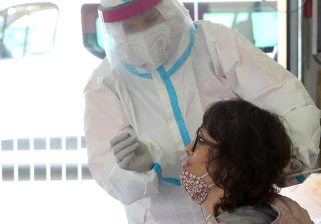 Množično testiranje za zaposlene v gospodarstvu GD Cerknica. 11 FOTO LJUBO VUKELIČ